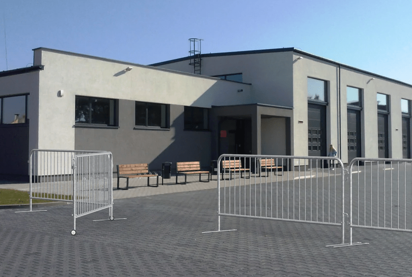 How To Create An Entry Gate In An interlocking Steel Barricade Barrier - Crowd Control Warehouse