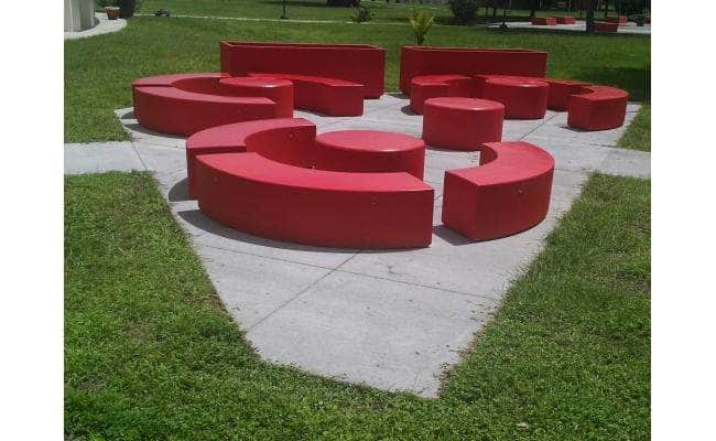 Small curved concrete bench outlet
